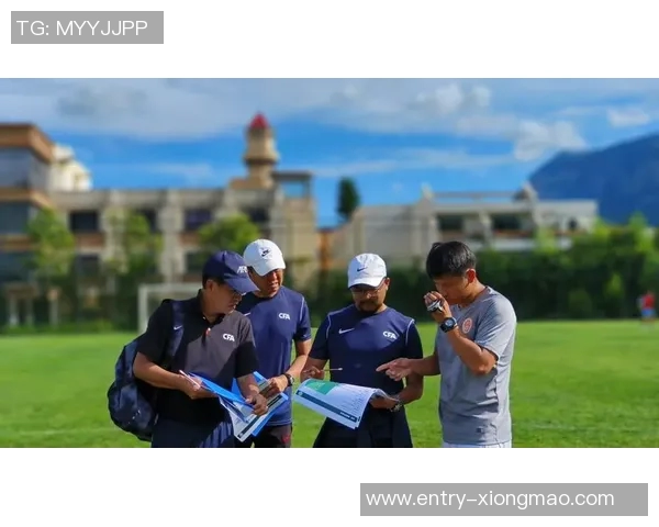 足协D级教练员培训班在上海正式开班海港俱乐部定向班迎来第十一期学员 足协D级教练员培训班在上海正式开班海港俱乐部定向班迎来第十一期学员