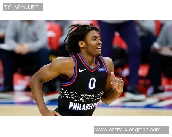 疯狂小跑车马克西上半场表现惊艳15投8中贡献19分5助攻引领球队奋勇争先 疯狂小跑车马克西上半场表现惊艳15投8中贡献19分5助攻引领球队奋勇争先